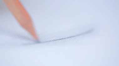 Kız kalem tuval üzerine çizer.