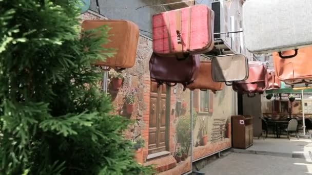 Wiele starych walizek powiesić na ulicy — Wideo stockowe