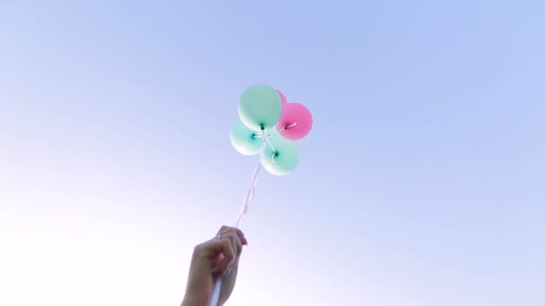 Girl let go of balloons on sky background — Stock Video