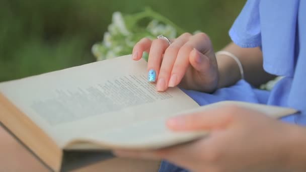 Κορίτσι διαβάζει ένα βιβλίο σε εξωτερικούς χώρους — Αρχείο Βίντεο