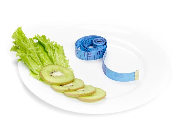 Una alimentación saludable. cinta métrica y kiwi fresco — Foto de Stock