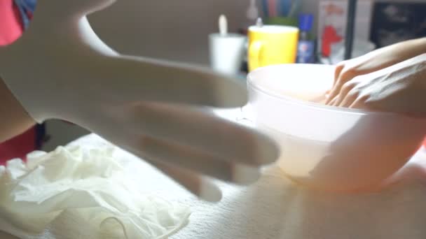 Manicurista utilizza strumento manicure professionale . — Video Stock