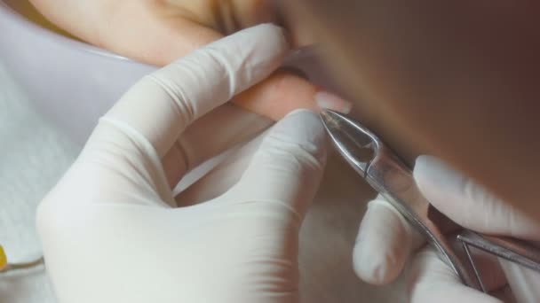 Manicura utiliza herramienta de manicura profesional . — Vídeo de stock