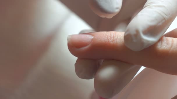 Manicure usa ferramenta de manicure profissional . — Vídeo de Stock