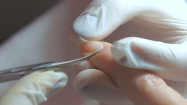 Manikiurzystka używa narzędzie do profesjonalnego manicure. — Wideo stockowe