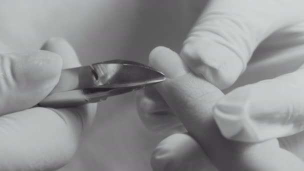Manicura utiliza herramienta de manicura profesional . — Vídeos de Stock