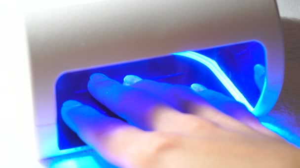 Lámpara UV para el secado de uñas con método gel . — Vídeos de Stock