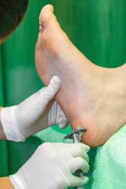 Pedikür yordamda Güzellik Salonu. üzerinde emover Nasır