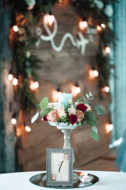 Mumluk ile bir ve gül buketi