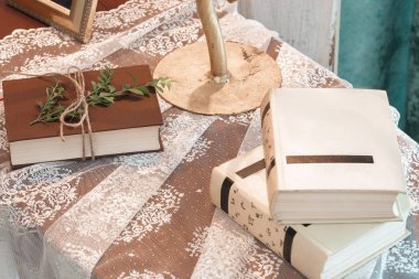 Masada yeşil yaprakları ile süslenmiş kitap