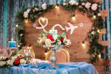 mum ve bir buket gül