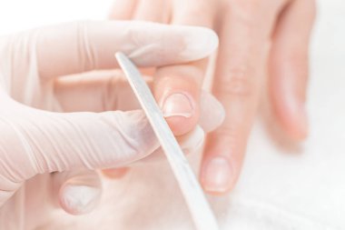 kadın manikür alma bir Güzellik Salonu