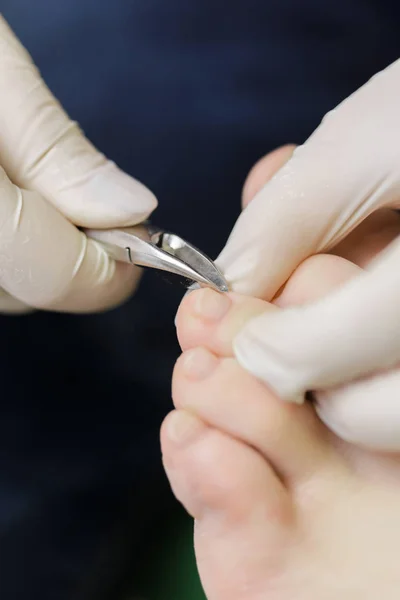 Manicure usa ferramentas profissionais para um pedicuro — Fotografia de Stock