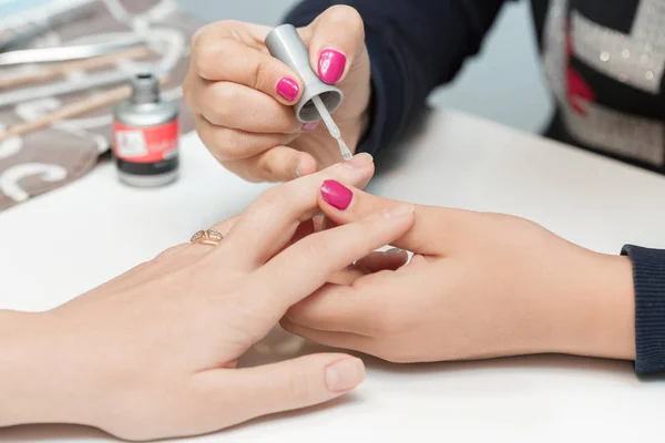 Esteticista aplicando uñas polacas — Foto de Stock
