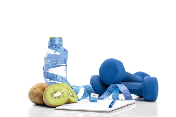 Alimentazione sana, dieta e disintossicazione. manubri, acqua di kiwi — Foto Stock