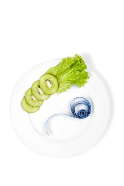 Az egészséges táplálkozás. mérőszalag és friss kiwi — Stock Fotó