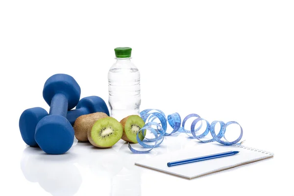 Alimentazione sana, dieta e disintossicazione. manubri, acqua di kiwi — Foto Stock