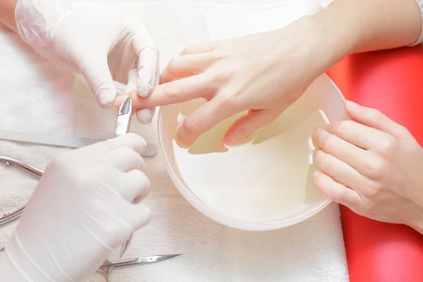 Manicura utiliza herramienta de manicura profesional . — Foto de Stock