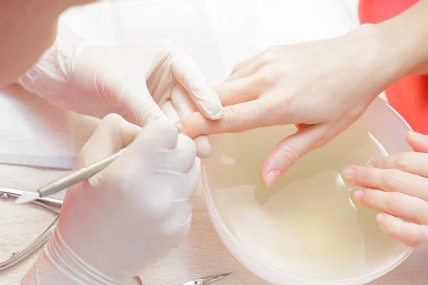 Manicure usa ferramenta de manicure profissional . — Fotografia de Stock