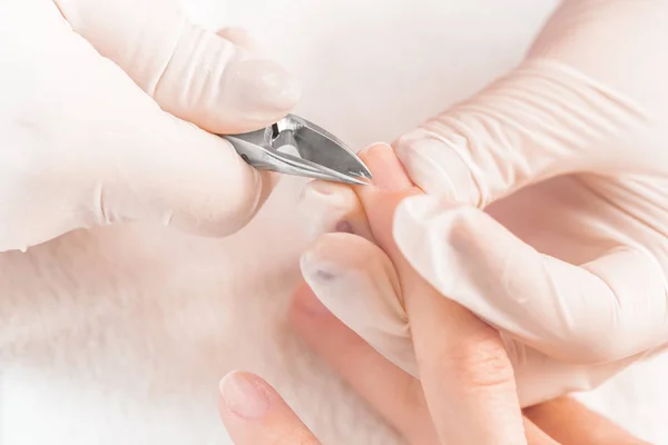 Manicure maakt gebruik van professionele manicure gereedschap. — Stockfoto