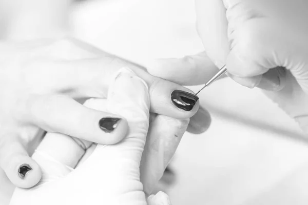 Косметолог наносит польские ногти на женщин — стоковое фото