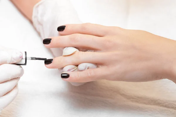 Esteticista aplicando unhas polonesas para mulheres — Fotografia de Stock