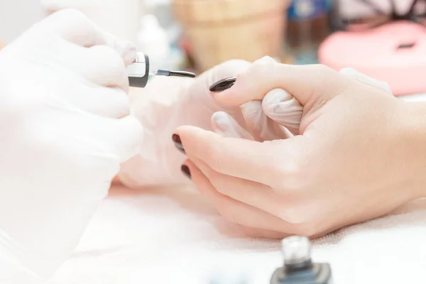 Косметолог наносит польские ногти на женщин — стоковое фото