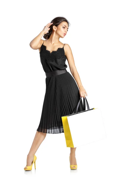 Mulher sexy em vestido preto com sacos de compras — Fotografia de Stock