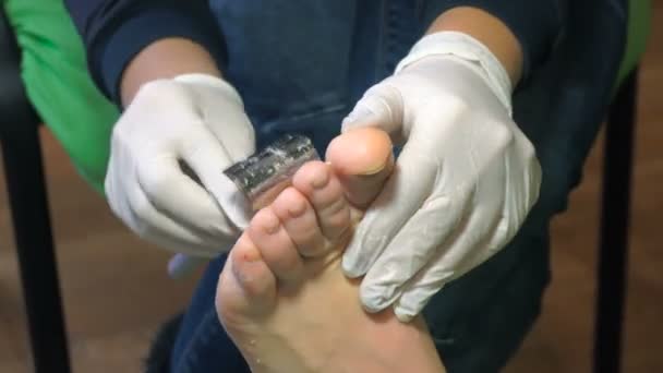 Pedikűr eljárás a szépségszalonban. emover a bőrkeményedések a lábon. — Stock videók