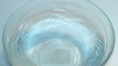 bir şeffaf cam tabak içinde su