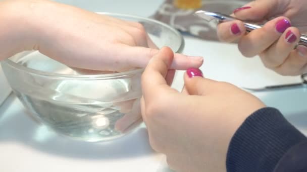 Manicura utiliza herramienta de manicura profesional . — Vídeos de Stock