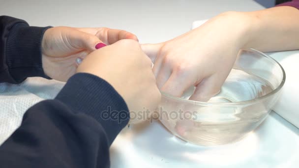 Manikérka používá nástroj pro profesionální manikúru. — Stock video