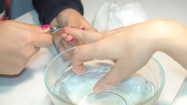 Manicura utiliza herramienta de manicura profesional . — Vídeos de Stock