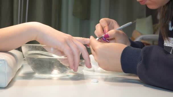 Manicurist bruger professionelt manicure værktøj . – Stock-video