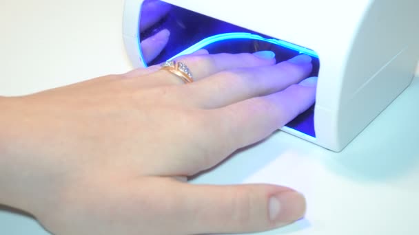 Lâmpada UV para secar unhas com método de gel . — Vídeo de Stock