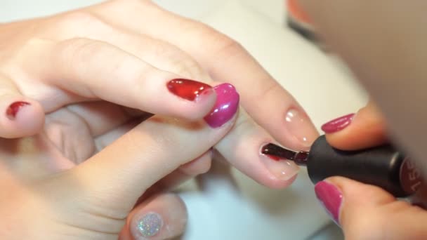 美容师应用波兰钉到妇女指甲 — 图库视频影像