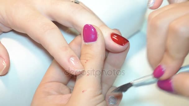 Косметолог наносит польские ногти на ногти женщин — стоковое видео