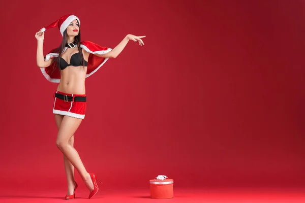 Mulheres sexy na roupa de Papai Noel com presente de Natal — Fotografia de Stock