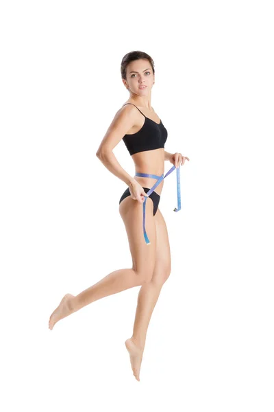 女人用蓝色卷尺测量她的腰 — 图库照片