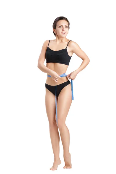 Mulher medindo sua cintura por fita métrica azul — Fotografia de Stock
