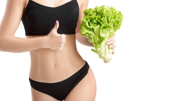 Femme saine avec des feuilles de salade — Photo
