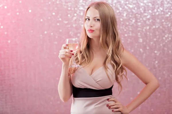 Sexy mujer rubia con una copa de champán en la fiesta — Foto de Stock