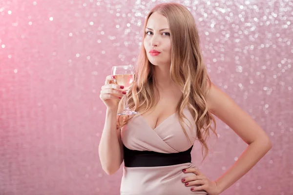 Sexy donna bionda con un bicchiere di champagne alla festa — Foto Stock