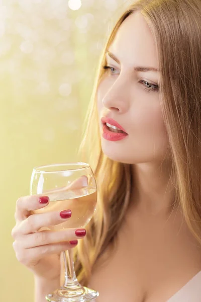 Sexy donna bionda con un bicchiere di champagne alla festa — Foto Stock