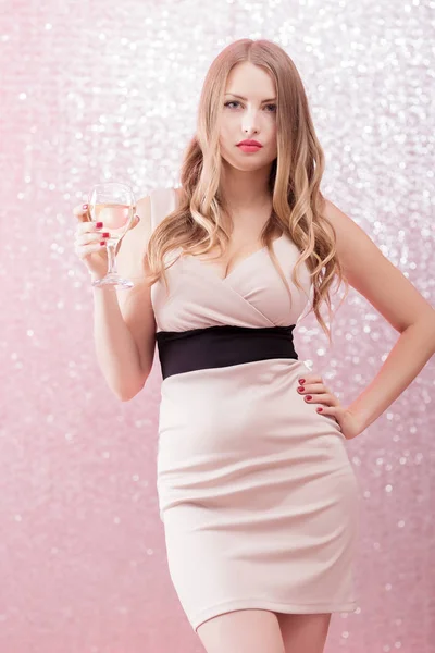 Sexy blonde vrouw met een glas champagne op feestje — Stockfoto