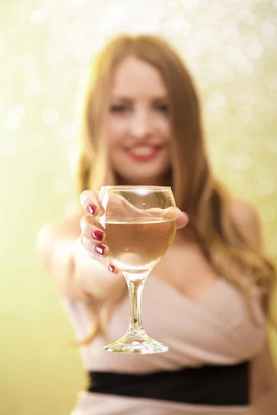 Sexy donna bionda con un bicchiere di champagne alla festa — Foto Stock