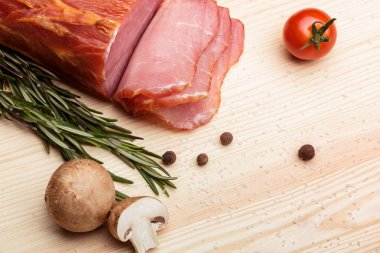 mantar, domates, sarımsak ve otlar ile jambon füme