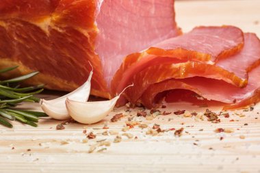 biraz sarımsak ve otlar ile moked jambon 