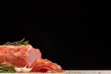 biraz sarımsak ve otlar ile moked jambon 