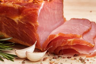 biraz sarımsak ve otlar ile moked jambon 